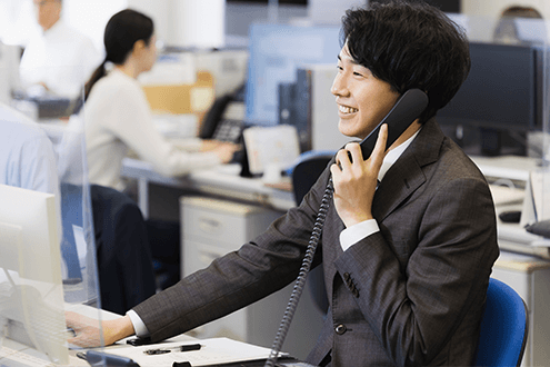 9:30~ 朝礼後メールの確認やお客様との電話対応