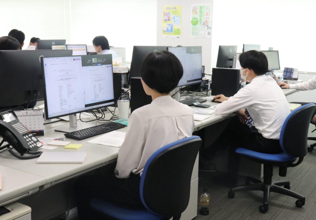 新入社員が、消費税研修を自席(Zoom)で受けている様子