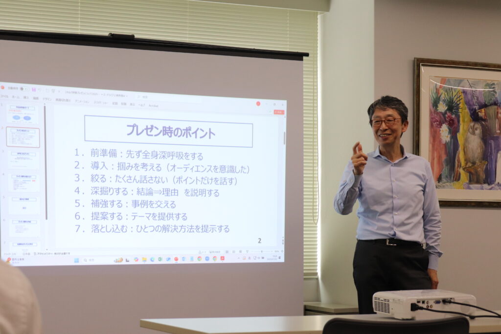 １１階セミナールームで開催された、プレゼンテーション研修の様子